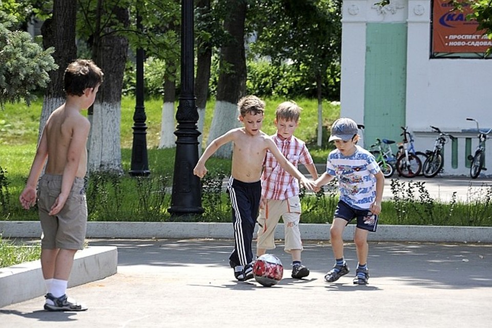 Фото без стыда. Дети во дворе. Мальчик во дворе. Мальчишки на улице. Мальчик на улице.
