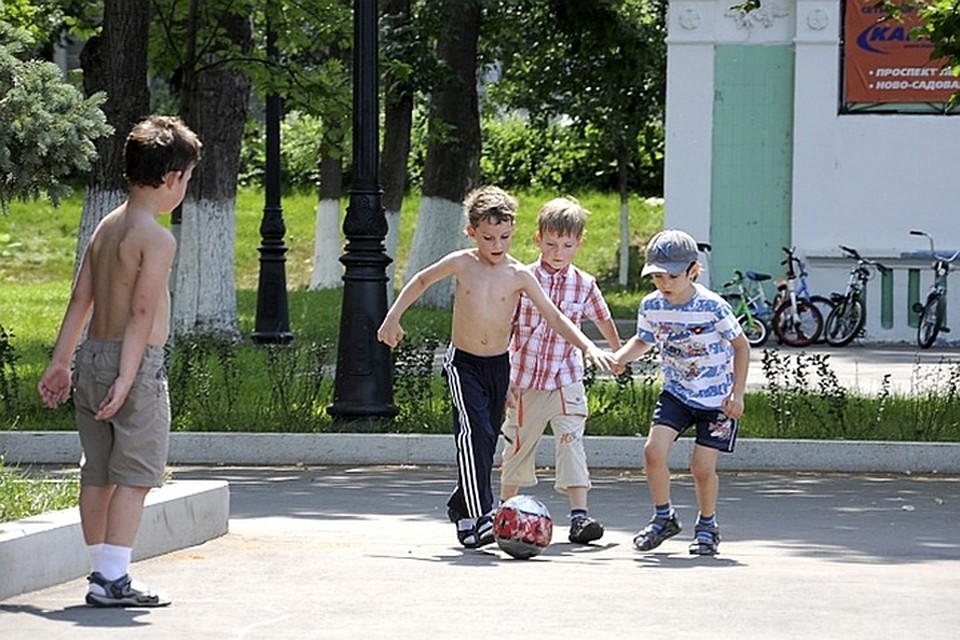 Можно и без мальчика. Дети во дворе. Мальчик во дворе. Мальчишки на улице. Мальчик на улице.